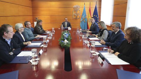 El presidente de Asturias, Adri�n Barb�n (c), presidi� este jueves la reuni�n del Consejo de Gobierno