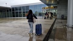 Pasajeros accediendo a la terminal del aeropuerto de Alvedro