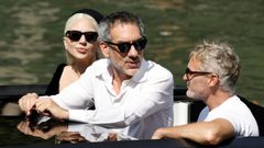 Lady Gaga, Todd Phillips y Joaquin Phoenix, a su llegada al Lido.