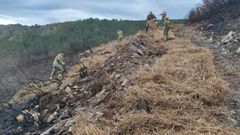 En las zonas m�s da�adas por el fuego se depositan capas de paja de cereales para evitar los arrastres de tierras y la erosi�n