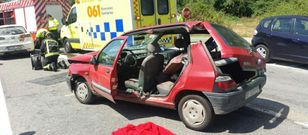 Los bomberos cortaron los pilares del coche para facilitar la evacuaci�n del herido. 
