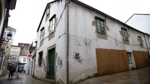 Pintadas encontradas en casas protegidas de A Pobra en enero de este a�o.