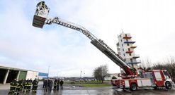 La nueva escalera cost� 950.000 euros, permite alcanzar una planta 14 y su �ltimo tramo es articulado. 