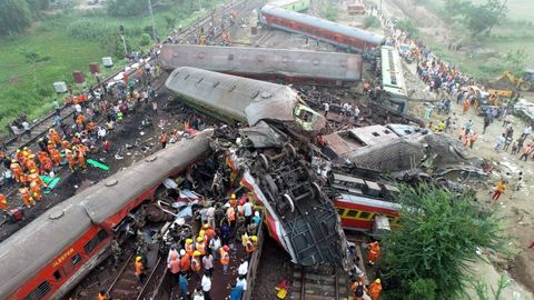 Imagen del grave accidente ferroviario ocurrido en India