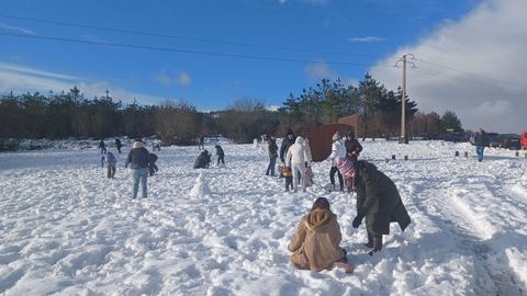 Familias disfrutaron de la nieve en el alto do Vieiro (Bande)