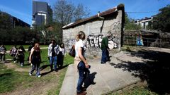 Alumnos del grado en Paisaje de la UDC, este jueves, visitando con miembros del Vaipolorío el Muíño do Coto, en el río Gafos