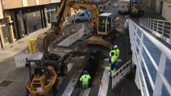 Obras en la calle Rosal�a de Castro de Perillo, en Oleiros