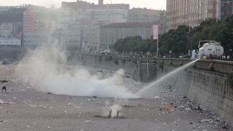 Las playas de Riazor y Orz�n amanecieron llenas de basura tras la noche de San Xo�n