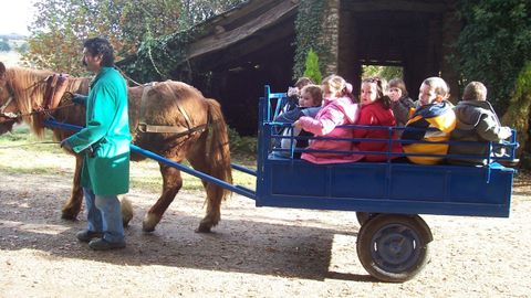 Visita de los niños de Sarria a la granja de Ortoá a principios de los 2000