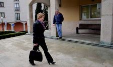 La socialista Lourdes Loureiro entrando ayer por la ma�ana en el Ayuntamiento de Arteixo.