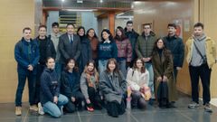 El grupo de reci�n incorporados posan con el vicerrector, Francisco Javier Rodr�guez Rajo y los representantes de la asociaci�n de estudiantes