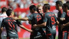 Aspas celebra con sus compa�eros el gol de Nolito