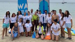 Los voluntarios de Centinelas do Mar ayer en Caneli�as, en Portonovo