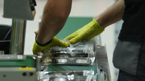 Un trabajador, en la cadena de producci�n de su empresa