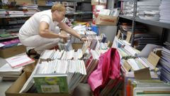 Imagen de archivo de una librera de Lugo mientras prepara los paquetes de libros reservados para el inicio del cole