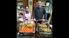 Trabajadores del IES Monte Naranco recogen la fruta para donarla a la Cocina Econmica