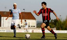 Aitor ?en la imagen, en el amistoso frente al Celta B? tuvo una de las ocasiones de gol del Lal�n.