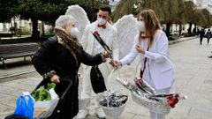 El tanatorio reparti� rosas entre los lucenses para reivindicar la salud psicol�gica