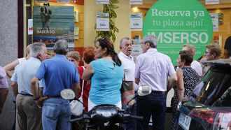 Colas en una agencia de viajes de Ourense para apuntarse a los viajes del Imserso en una imagen de archivo 