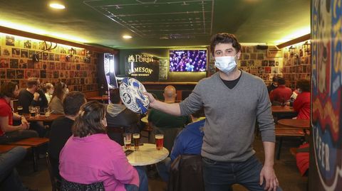 A Novena Porta se volvi a llenar con un pblico internacional este fin de semana, durante la segunda jornada del Seis Naciones, que enfrentaba a Irlanda y Francia.  Destaca el dueo del bar, Terra (en la foto), que incluso en los partidos de mayor competencia reina el buen ambiente entre las aficiones rivales en este templo del rugbi, conocido adems por ser un lugar pet friendly. 