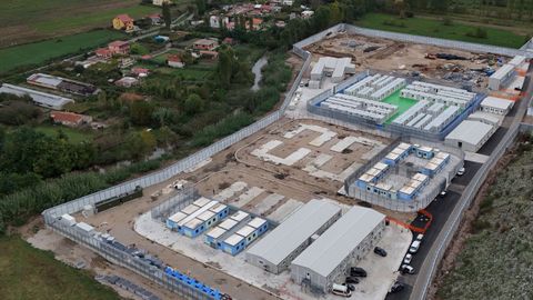 Campamento de internamiento de migrantes en la localidad albanesa de Gjadr.