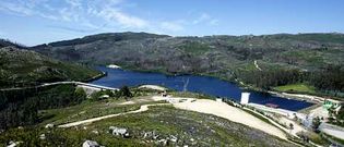 El embalse del Pontill�n de Castro, en la parroquia de Verducido, tiene algo m�s de un kilometro de longitud en su parte m�s larga.
