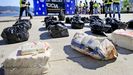 Descarga de un alijo de coca�na en el puerto de Vigo, en una imagen de archivo.