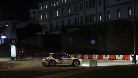 Un coche participante en el rali, durante la prueba cronometrada al pie del hospital Abente y Lago