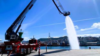 Simulacro de formaci�n de los bomberos de Vigo en emergencias industriales y buques mercantes.