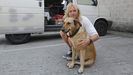 El turista alemn, junto a su mascota