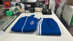 Antiguo uniforme del colegio Santa Mar�a del Mar de A Coru�a, con el escudo de la torre de H�rcules.