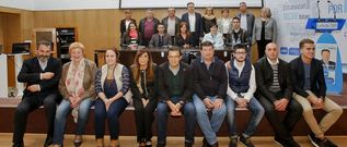 El candidato, en el centro y de pie, rodeado ayer en el F�rum de los integrantes de su lista. 