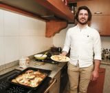 Marcos demostr� ser todo un artista de la cocina preparando una merluza al horno exquisita. 