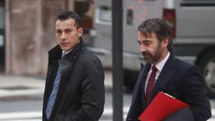 El exsumiller de Mugaritz, Guillermo Cruz (izquierda), a su llegada al juicio, celebrado el pasado enero en Guip�zcoa