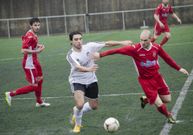 Adri�n Makaay, autor de dos goles, presiona a un rival. 