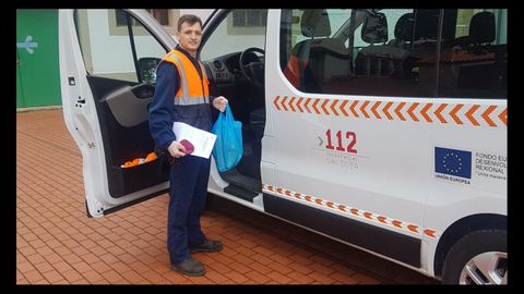Un voluntaro de Protecci�n Civil de Sober, con una de las bolsas que va a repartir