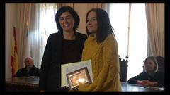 Berta D�vila recogiendo en 2018 el premio D�az J�come de manos de la entonces alcaldesa de Mondo�edo Elena Candia