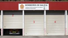 Los bomberos del parque de Ribadumia intervinieron debido a la proximidad del fuego a las viviendas