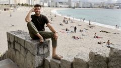 O seu recuncho. Rodrigo V�zquez agradece as temperaturas da Coru�a, moito m�is sinxelas de levar cas do seu Ourense natal. Un dos seus lugares preferidos � o paseo mar�timo, paseando pola area das praias de Riazor e Orz�n, gozando do tempo de lecer que lle permite o traballo
