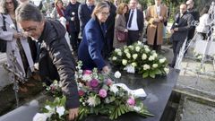 Familiares de Torrente Ballester en la ofrenda floral de esta ma�ana en el cementerio de Serantes