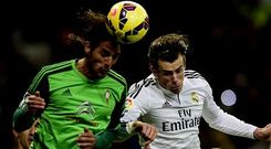 Joaqu�n Larrivey pugna por hacerse con un bal�n junto a Gareth Bale durante el partido disputado anoche en el Santiago Bernab�u. 