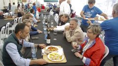 La conselleira do Mar, Rosa Quintana, en la comida de ayer, donde degustaron cabezas en caldeirada y lomos estilo Pysbe