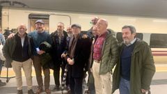 Integrantes del grupo de monta�a��los mayorinos� en el tren de Asturias a Le�n