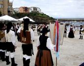 La banda de Pontenova de Salvaterra, ayer en el puerto tapiego.