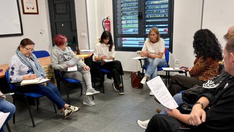 diputada del Grupo Mixto y portavoz de Somos Asturias, Covadonga Tom�, durante el encuentro con representantes de la Federaci�n de Asociaciones Vecinales de Gij�n (FAV).