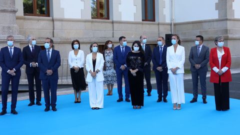 De izquierda a derecha, Alfonso Rueda (vicepresidente primero), Francisco Conde (vicepresidente segundo), Valeriano Martnez (Facenda), ngeles Vzquez (Medio Ambiente), Ethel Vzquez (Infraestruturas), Carmen Pomar (exconselleira de Educacin), Romn Rodrguez (Cultura y Educacin), Maria Jess Lorenzana (nueva conselleira de Emprego), Jess Vzquez Almuia (exconselleiro de Sanidade), Julio Garcia Comesaa (nuevo conselleiro de Sanidade), Fabiola Garcia (Poltica Social), Jos Gonzlez (Medio Rural) y Rosa Quintana (Mar)