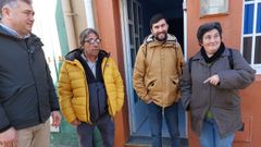 Ramón y Carmen, con su hijo Daniel en medio, junto a la casa a la que se van a mudar provisionalmente por el riesgo de derrumbe de la suya. A la izquierda, el alcalde.