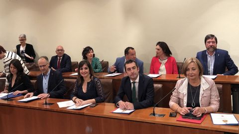 El grupo municipal del PSOE de Avil�s con la alcaldesa, Mariv� Monteser�n