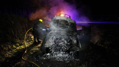 La polica investiga si el el coche que apareci ardiendo a ltima hora de la tarde en Distriz es el de los ladrones de Tor