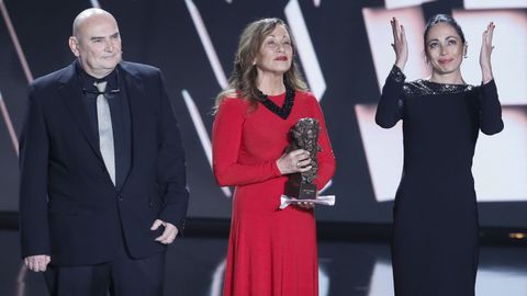 La actriz Eulalia Ramn, en el centro, viuda de Carlos Saura. Sus hijos, Carlos y Ana, recogieron el Goya de Honor durante la gala.